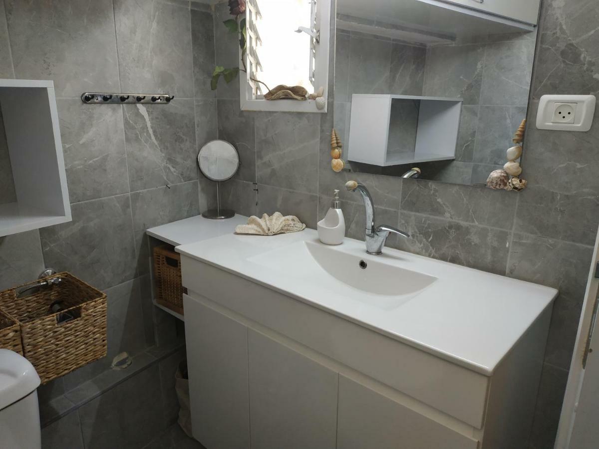 Studio Apt Great Location Heart Of Downtown District Lägenhet Haifa Exteriör bild